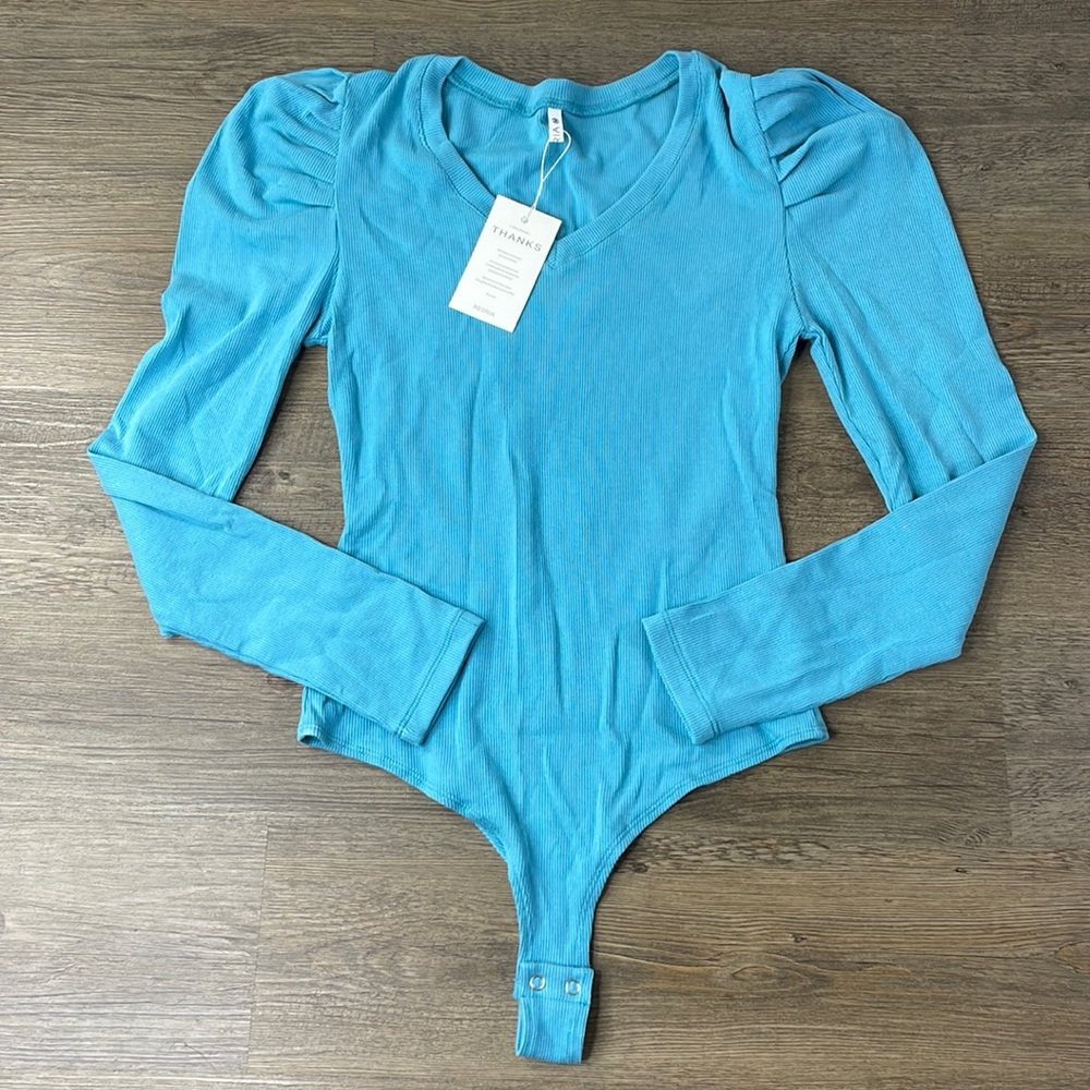 NWT ReoRia Women’s Blue Ribbed V Neck Bodysuit with Pleated Puffy Shoulders, Med